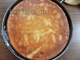 Накрываем вторым коржом разрезом вниз