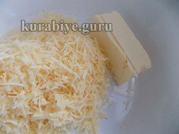 Перетираем масло и натёртый твёрдый сыр