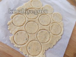 Раскатываем и выдавливаем печенье 