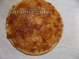 Третий и шестой коржи смазываем яблочным повидлом