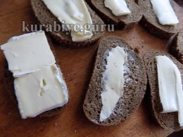 Хлеб смазываем горчицей, маслом и кладём сверху сыр
