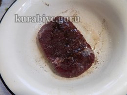 Салат з яловичиною, грибами та перепелиними яйцями 