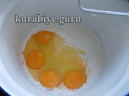Добавляем яйца и взбиваем всю смесь миксером