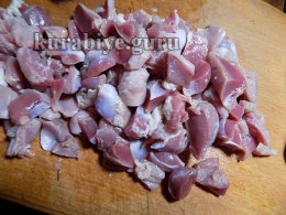 Качка фарширована гречаною кашею з потрохами 