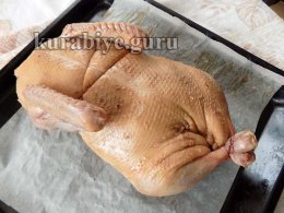 Качка фарширована гречаною кашею з потрохами 