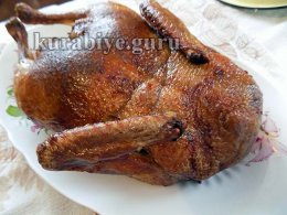 Качка фарширована гречаною кашею з потрохами 