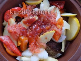 Поливаем томатным соусом кёфте и айву