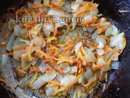 Обжариваем лук и морковь
