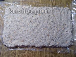 Из паштета формируем пласт толзиной 1-1,5 см