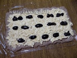 Выкладываем оливки