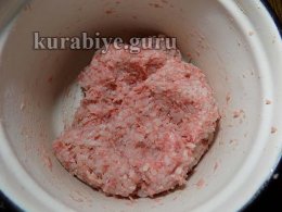 Смешиваем вареный рис с фаршем
