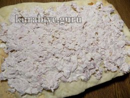 Выкладываем мясную начинку