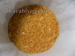 Выкладываем слой яблочной начинки