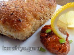 Жареный сом с соусом из запечённого сладкого перца 