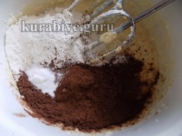 Всыпаем муку, какао, соду и соль