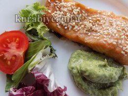 Лосось запечённый в кунжуте с соусом из авокадо