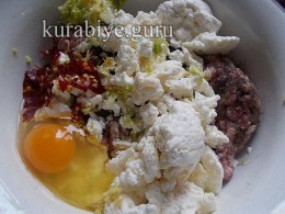 Пряні котлетки у баклажанах із смородиновим соусом 