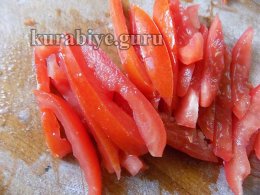 Нарезаем томаты соломкой