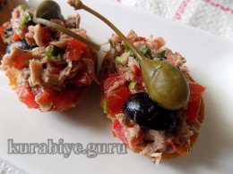 Кростини с тунцом и томатами