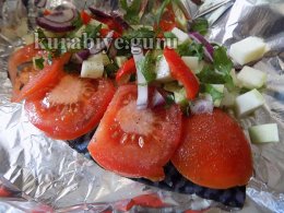 Запечённая скумбрия с овощами и соусом из зелени
