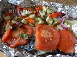 Запечённая скумбрия с овощами и соусом из зелени
