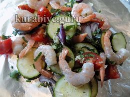 Креветки запечённые с овощами в духовке
