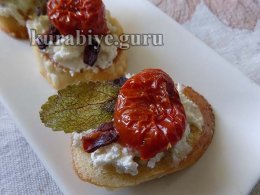 Брускетта с запечёнными томатами и сливочным сыром
