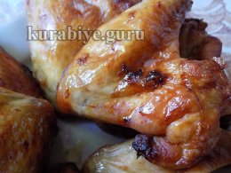 Куриные крылышки запечённые в духовке с соусом из голубого сыра 