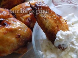 Куриные крылышки запечённые в духовке с соусом из голубого сыра 