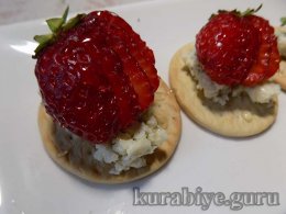 Канапе из клубники с голубым сыром 