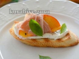 Гренки с персиком и прошутто