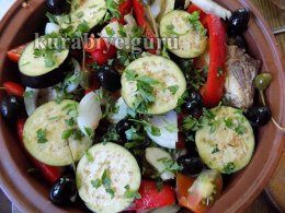 Мясо тушеное с баклажанами в горшочке
