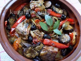 Мясо тушеное с баклажанами в горшочке