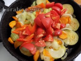 Сом  тушкований з овочами