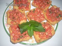 Овощные кростини с помидорами