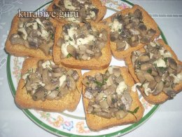 Овощные кростини с грибами