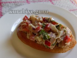 Гренки с тунцом и яблоками