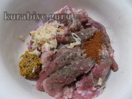 Рулет з рульки запечений в духовці