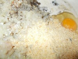Рулет из рыбы с яйцом и луком