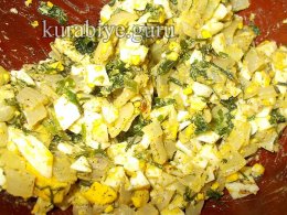 Рулет из рыбы с яйцом и луком