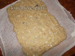 Рулет из рыбы с яйцом и луком