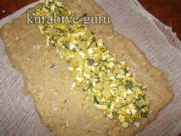 Рулет из рыбы с яйцом и луком