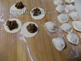 Борщ свекольный с грибными ушками 