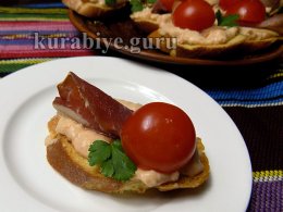Канапе с фасолью и прошутто 