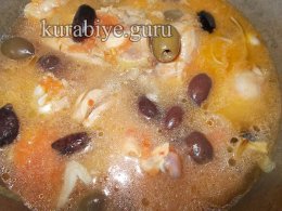 Курица тушеная с оливками и лимоном 