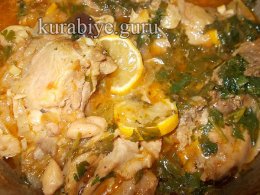 Курица тушеная с оливками и лимоном 