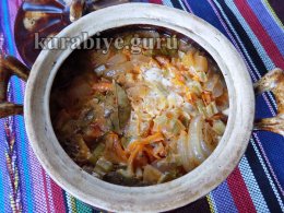 Курица тушеная в сметане с овощами