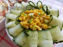 Салат із курячою грудкою та кукурудзою
