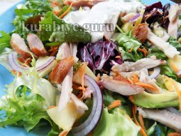 Простой салат с копчёной курицей