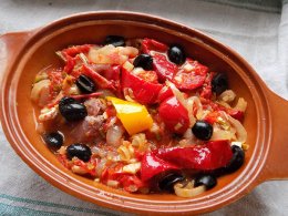 Свинина тушеная с овощами в средиземноморском стиле 